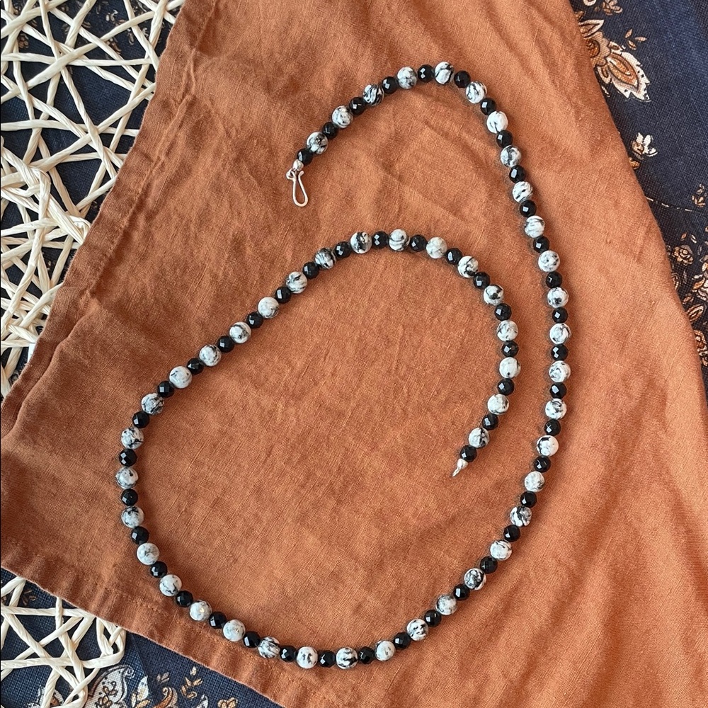 Elegant Black and White Agate Beaded Necklace